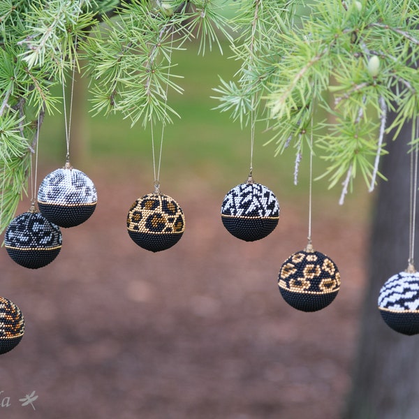 Ensemble de 7 boules de Noël "Safari" aux couleurs d'animaux sauvages : léopard, tigre, panthère de neiges, puma, zèbre