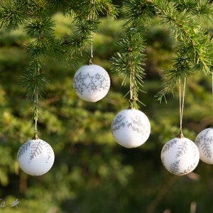 Bola navideña de cuentas de semillas