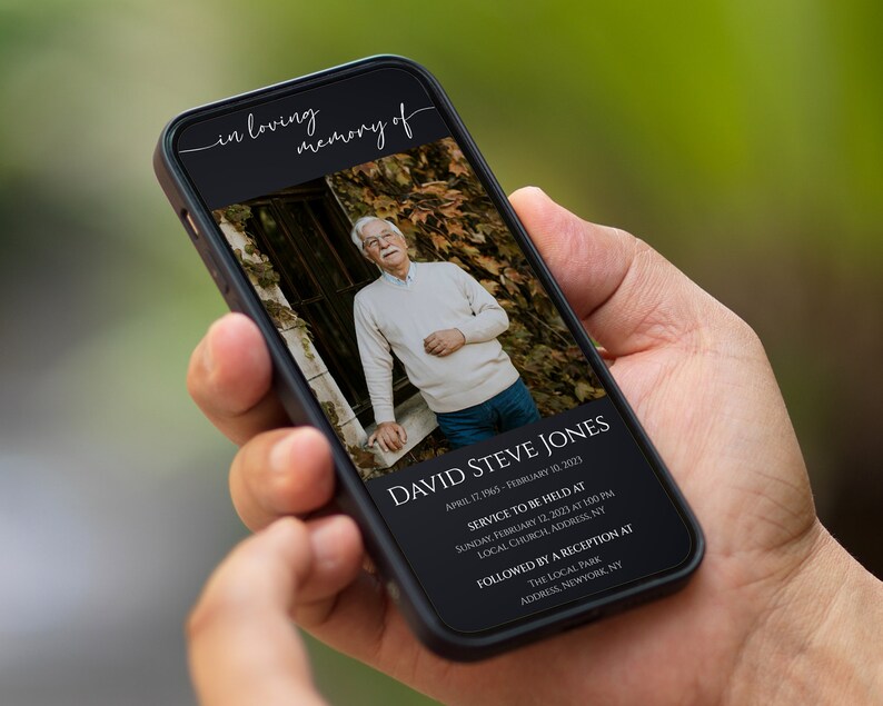 Puede incluir: Una tarjeta de memoria digital en blanco y negro con una foto de un hombre con un su&eacute;ter blanco y jeans azules. El texto dice "En memoria cari&ntilde;osa de David Steve Jones, 17 de abril de 1965 - 10 de febrero de 2023. El servicio se llevar&aacute; a cabo el domingo 12 de febrero de 2023 a la 1:00 PM, Iglesia local, Direcci&oacute;n, NY. Seguido de una recepci&oacute;n en el parque local, Direcci&oacute;n, Nueva York, NY."
