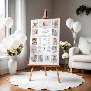 Pu&ograve; includere: Un cavalletto bianco che mostra un collage di foto personalizzato per il primo anno di un bambino di nome Austin. Il collage presenta foto del bambino a diverse et&agrave;, insieme a traguardi e dettagli sul primo anno del bambino. Il cavalletto &egrave; circondato da palloncini bianchi e fiori.