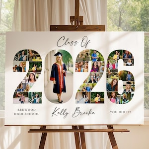 Op de afbeelding: Een afstudeerbord met het jaar "2026" samengesteld uit foto's van afgestudeerden. Het bord bevat de tekst "Class Of", "Redwood High School", "Kelly Brooke" en "You Did It!" Een afgestudeerde in toga en baret staat in het midden.