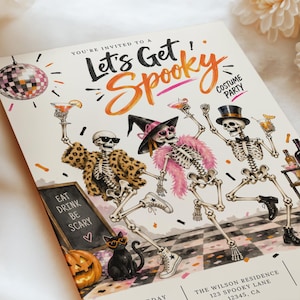 Pode incluir: Um convite para festa a fantasia de Halloween com três esqueletos dançando em um piso xadrez. O texto diz Let's Get Spooky, Eat Drink Be Scary e The Wilson Residence 123 Spooky Lane 12345, CA. Inclui uma bola de discoteca, abóbora e gato.