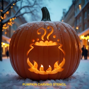Op de afbeelding: Een grote oranje pompoen met een uitgesneden ontwerp van een rokende ketel op een besneeuwd oppervlak. Het snijwerk toont een pot met vlammen eronder en wervelende stoom die uit de bovenkant komt. De tekst PUMPKIN CARVING STENCIL is zichtbaar.
