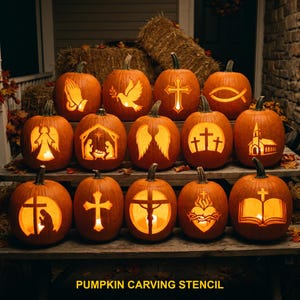 Könnte beinhalten: Eine Sammlung von vierzehn orangefarbenen Kürbissen auf Holzstufen, jeder mit einem einzigartigen religiösen Motiv versehen, das von innen beleuchtet wird. Der Text PUMPKIN CARVING STENCIL steht in Gelb am unteren Bildrand.