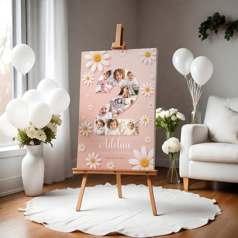K&ouml;nnte beinhalten: Ein rosa-wei&szlig;es Foto-Collage-Geburtstagsschild mit einer gro&szlig;en Zahl 2, die aus Fotos eines kleinen M&auml;dchens besteht. Das Schild hat ein wei&szlig;es G&auml;nsebl&uuml;mchenmuster und lautet "Adeline Happy 2nd Birthday February 17th, 2023".
