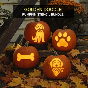 Może przedstawiać: Cztery pomarańczowe dynie z wyciętymi wzorami, w tym pies Golden Doodle, odcisk łapy, kość oraz pysk Golden Doodle w bandanie. Tekst GOLDEN DOODLE PUMPKIN STENCIL BUNDLE znajduje się w górnej części obrazu.