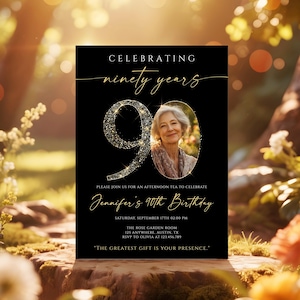 90e verjaardagsuitnodiging, zwarte en gouden glitter verjaardagsuitnodiging, elegante volwassen partij afdrukbare, man of vrouw, bewerkbare canva-sjabloon #GBB1