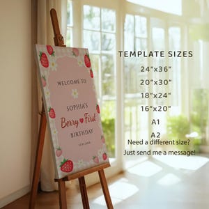K&ouml;nnte beinhalten: Ein rosafarbenes Geburtstagsschild auf einer Holzstaffelei mit Erdbeer- und wei&szlig;en Blumenillustrationen. Text: WELCOME TO SOPHIA'S Berry First BIRTHDAY 12.03.20XX. Vorlagengr&ouml;&szlig;en: 24"x36", 20"x30", 18"x24", 16"x20", A1, A2.
