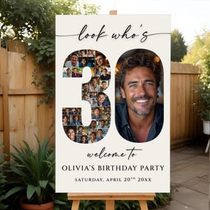 Puede incluir: Un letrero de fiesta de cumpleaños personalizado sobre un caballete. El letrero presenta las palabras "look who's" encima de un gran número "30" con fotos dentro del cero y una foto de un hombre en el otro. El letrero dice "welcome to OLIVIA'S BIRTHDAY PARTY" y la fecha.