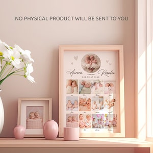Peut inclure: Une impression num&eacute;rique avec un collage de photos de b&eacute;b&eacute;s jumeaux, avec les noms Aurora et Rosalie et le texte "Notre premi&egrave;re ann&eacute;e". L'impression est encadr&eacute;e dans un cadre en bois clair et est expos&eacute;e sur une &eacute;tag&egrave;re avec un vase de fleurs blanches et des vases d&eacute;coratifs roses.