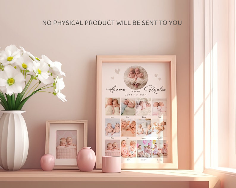Peut inclure: Une impression num&eacute;rique avec un collage de photos de b&eacute;b&eacute;s jumeaux, avec les noms Aurora et Rosalie et le texte "Notre premi&egrave;re ann&eacute;e". L'impression est encadr&eacute;e dans un cadre en bois clair et est expos&eacute;e sur une &eacute;tag&egrave;re avec un vase de fleurs blanches et des vases d&eacute;coratifs roses.