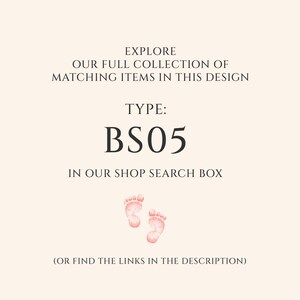 Pu&ograve; includere: Grafica color crema con testo che recita "EXPLORE OUR FULL COLLECTION OF MATCHING ITEMS IN THIS DESIGN". Include anche il testo "TYPE: BS05" e due impronte di piedini di bambino rosa.
