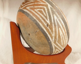 Soporte expositor plegable para cuencos de madera maciza de gran tamaño.