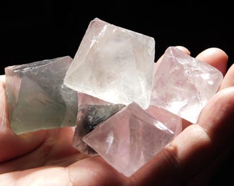 1ポンド以上！500グラム！蛍光性フローライト八面体結晶 - Etsy 日本