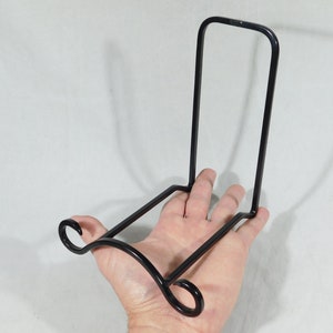 Caballete de exhibición de metal negro de gran tamaño con diseño de pergamino