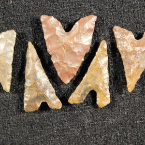 Lot of FIVE Ancient BOTTOM Notch Tidikelt ARROWHEAD s or Bird Points 9.92