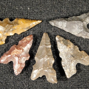 Lot of FIVE! Little Ancient Tidikelt ARROWHEAD s or Bird Points 5.21