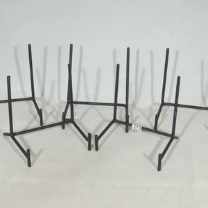 Lote de cinco caballetes de exhibición de tamaño mediano, de metal negro.
