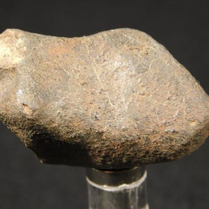 METEORITE pietroso con crosta di fusione scura 100% naturale 19,3gr