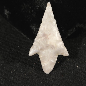 Punta de flecha o artefacto de sílex con forma de barba extendida antigua, Níger 9.06