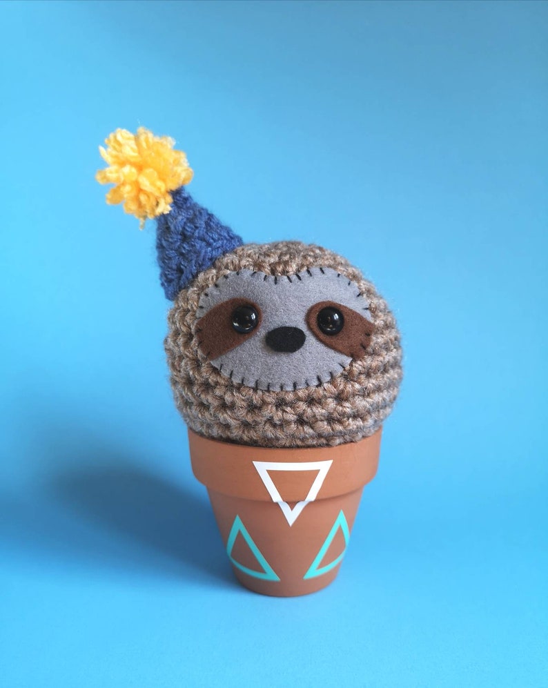 Crochet cute sloth sloth in a pot sheld decoration crochet hat, desk ornament sloth decoration