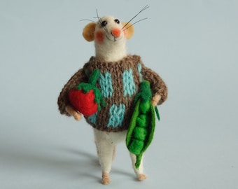 Needle felted mouse with peas. Needle felted animal. Waldorf inspired. Dollhouse mouse. Collectible dollhouse animal. Wool art. Felt mice