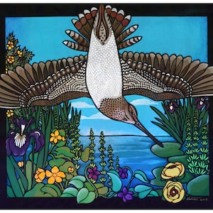 Könnte beinhalten: Ein Gemälde eines braunen und weißen Vogels mit einem langen Schnabel, der über einem blauen See mit grünen Pflanzen und gelben und violetten Blumen fliegt. Der Vogel fliegt kopfüber mit ausgebreiteten Flügeln. Das Gemälde ist unten rechts mit "Valton 2018" signiert.