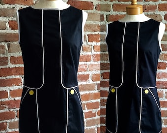 Robe droite noire des années 1960 pour femme de style mod rétro avec ruban champignon fantaisiste et boutons vintage