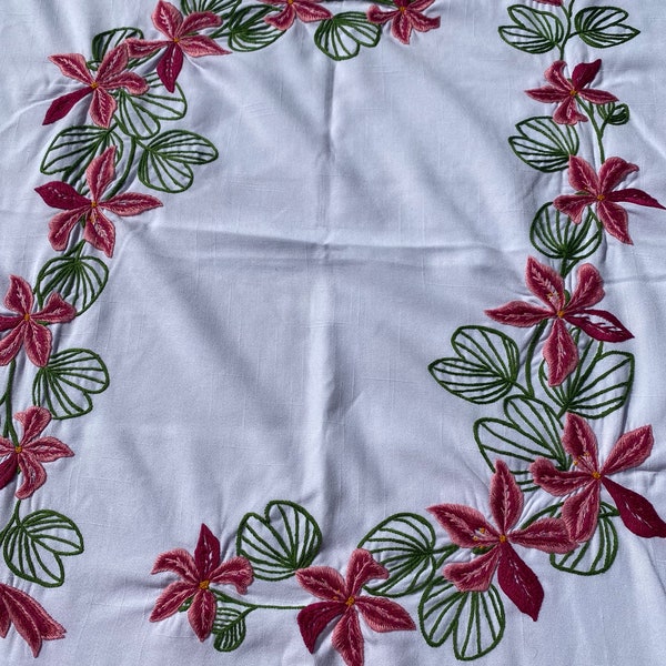 Vintage Embroidered Tablecloth Napkin Set