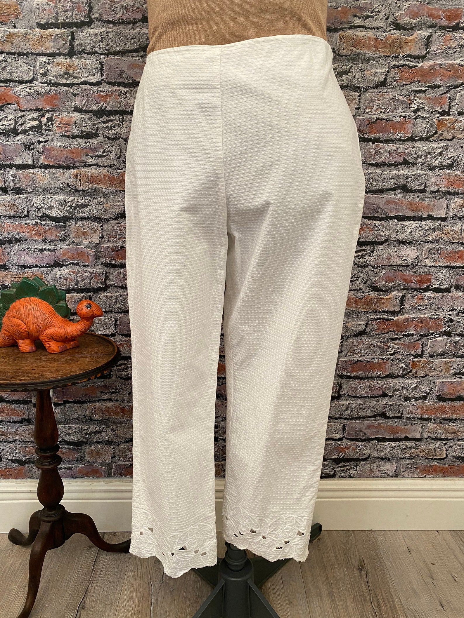 Vintage white cotton pique side zip Capri pants with a darling cut out embroidered hem detail, there is a bit of spandex for comfort. In wonderful condition, still bright white and no stains.
