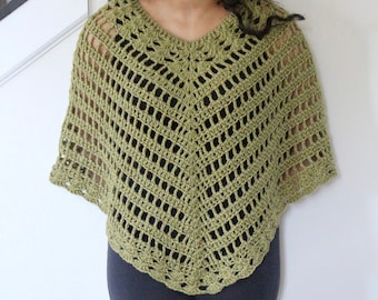 Op de afbeelding: Een groene gehaakte poncho met een ruitpatroon. De poncho heeft een v-hals en een gegolfde zoom.