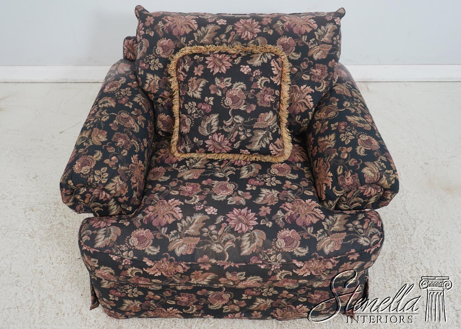 ビンテージ フローラル刺繍の椅子 ビンテージ フローラル刺繍の椅子