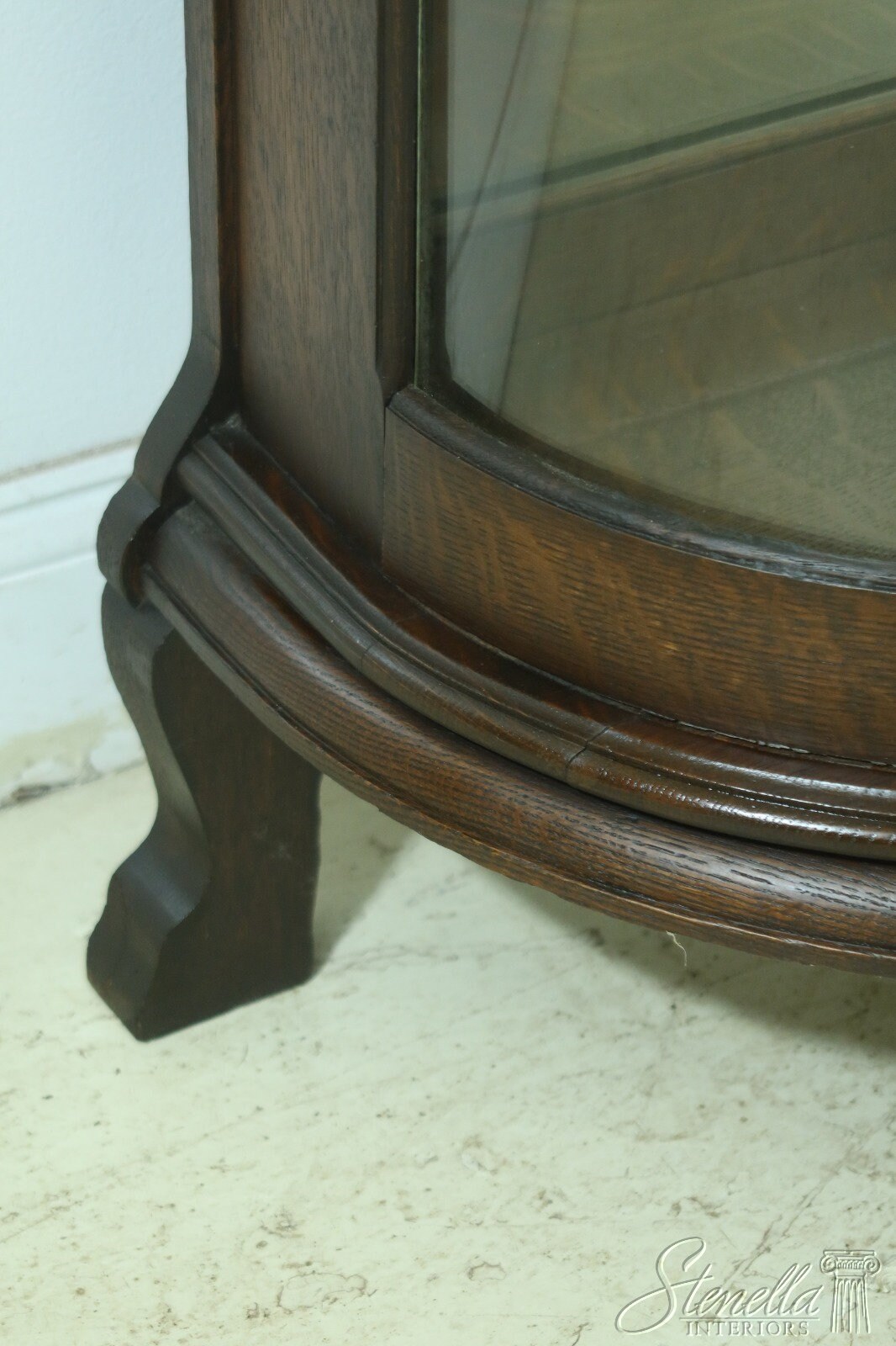 レトロキャビン F32950EC: Antique Victorian Oak Lion Carved Bow Front China