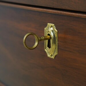 L69505: HENKEL HARRIS Walnut Bow Front Chest Dresser 画像 4