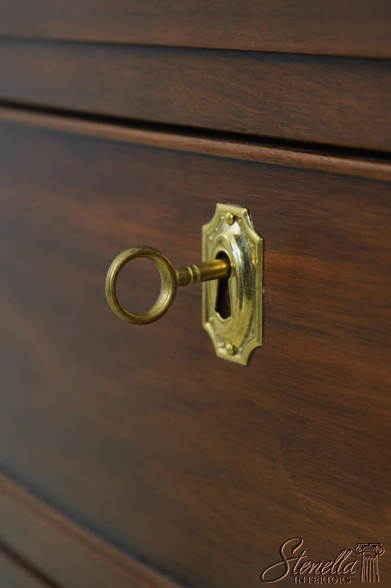 L69505: HENKEL HARRIS Walnut Bow Front Chest Dresser 画像 4