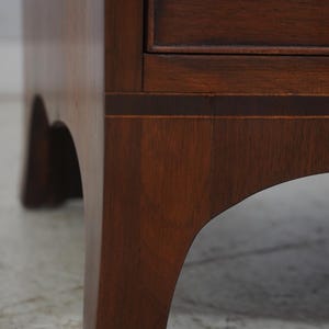 L69505: HENKEL HARRIS Walnut Bow Front Chest Dresser 画像 7
