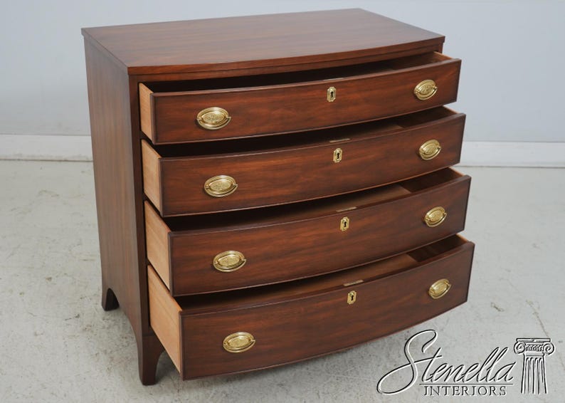 L69505: HENKEL HARRIS Walnut Bow Front Chest Dresser 画像 3