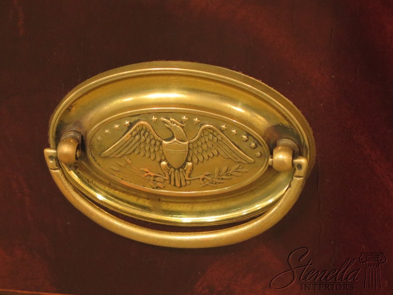 Pu&ograve; includere: Una maniglia per armadio ovale in tono dorato, con un designo di aquila in rilievo. L'aquila tiene uno scudo con stelle ed &egrave; circondata da una ghirlanda di foglie. La maniglia ha un design semplice ed elegante.