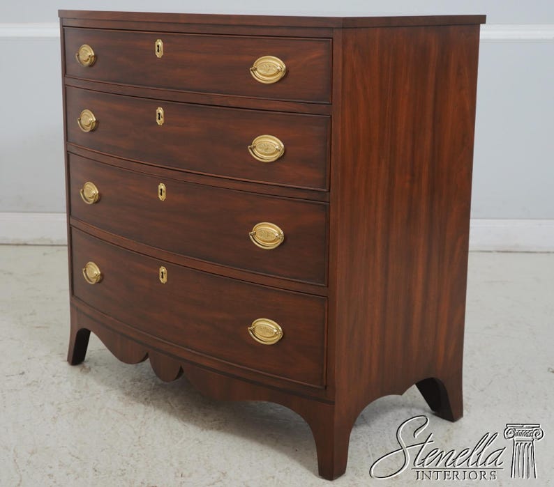 L69505: HENKEL HARRIS Walnut Bow Front Chest Dresser 画像 2