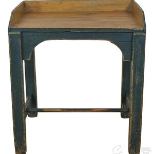 Op de afbeelding: Een kleine, donkerblauwe houten tafel met een rechthoekig blad en een enkel plankje. De tafel heeft een verweerde afwerking en is gemaakt van gerecycled hout.