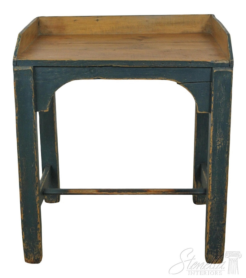 Op de afbeelding: Een kleine, donkerblauwe houten tafel met een rechthoekig blad en een enkel plankje. De tafel heeft een verweerde afwerking en is gemaakt van gerecycled hout.