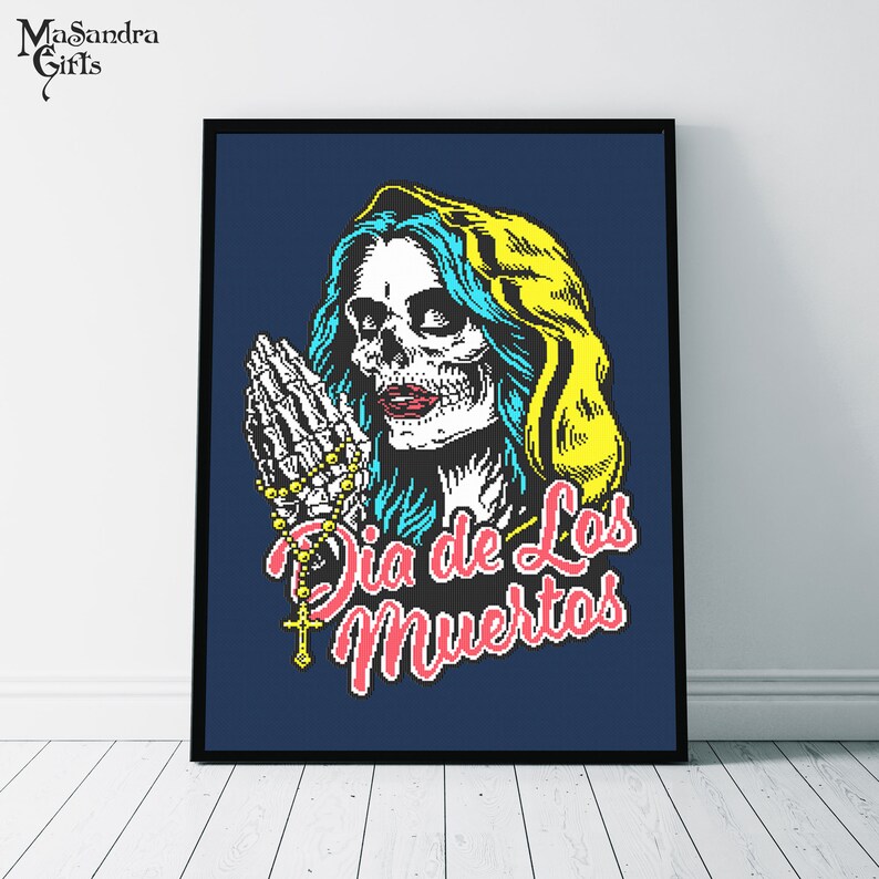 Puede incluir: Una ilustraci&oacute;n digital de una mujer esqueleto con cabello azul y una capucha amarilla, rezando con un rosario. El texto "Dia de Los Muertos" est&aacute; escrito en letras rosas y amarillas.