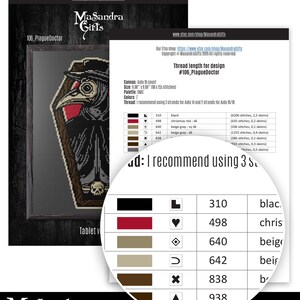 Puede incluir: Un dise&ntilde;o de punto de cruz para un m&eacute;dico de la peste que lleva una m&aacute;scara y sostiene un bast&oacute;n. El dise&ntilde;o est&aacute; sobre un fondo negro con un borde blanco. El patr&oacute;n incluye siete colores: negro, rojo, beige, marr&oacute;n y gris. El dise&ntilde;o tiene 196 puntos de ancho por 155 puntos de alto. El texto "#106_PlagueDoctor" est&aacute; incluido en la imagen.