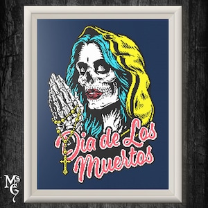 Puede incluir: Una ilustraci&oacute;n digital de una mujer esqueleto con cabello azul y una capucha amarilla, rezando con un rosario. El texto "Dia de Los Muertos" est&aacute; escrito en letras rosas y azules.