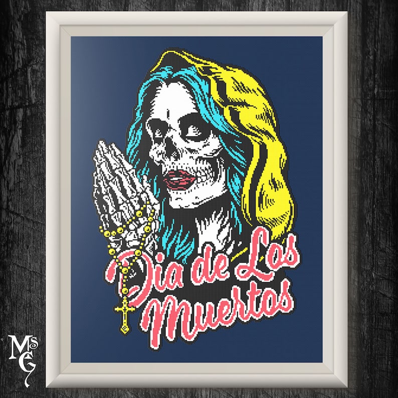 Puede incluir: Una ilustraci&oacute;n digital de una mujer esqueleto con cabello azul y una capucha amarilla, rezando con un rosario. El texto "Dia de Los Muertos" est&aacute; escrito en letras rosas y azules.