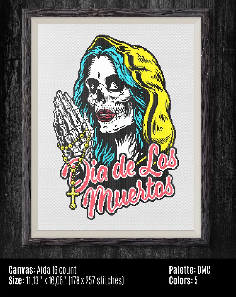 Puede incluir: Patr&oacute;n de punto de cruz con una mujer esqueleto con cabello azul y capucha amarilla, rezando con un rosario. El texto "Dia de Los Muertos" est&aacute; escrito en rosa y negro debajo de la mujer. El patr&oacute;n mide 11,13 pulgadas por 16,06 pulgadas y utiliza 5 colores.
