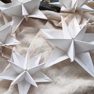 Decorazione stella di carta origami bianca nordica Scandi Decorazione natalizia bianca moderna e minimalista immagine 4