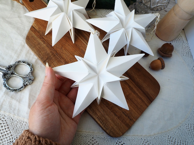 Decorazione stella di carta origami bianca nordica Scandi Decorazione natalizia bianca moderna e minimalista immagine 2