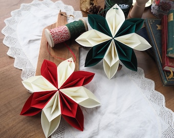 Tradizionale decorazione natalizia con fiocchi di neve in carta rossa e smeraldo, decorazioni natalizie sostenibili, decorazioni natalizie in campagna, ornamenti di carta