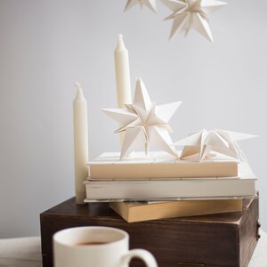 Decorazione stella di carta origami bianca nordica Scandi Decorazione natalizia bianca moderna e minimalista immagine 5